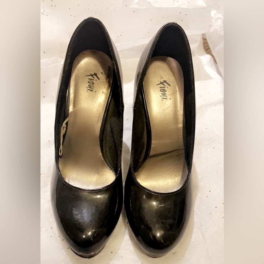 Black shiny pumps